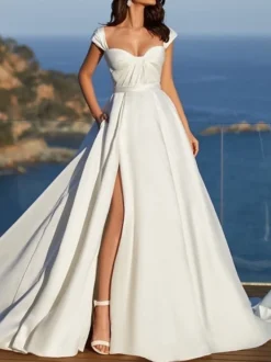 Robe de mariée Simple en tissu satiné col en cœur sans manches fendue sur le devant