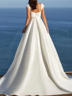 Robe de mariée Simple en tissu satiné col en cœur sans manches fendue sur le devant