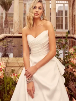 Robe de mariée simple en tissu satiné sans bretelles plissée sans manches ligne a