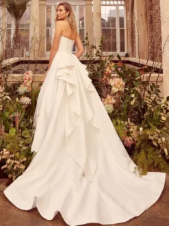 Robe de mariée simple en tissu satiné sans bretelles plissée sans manches ligne a