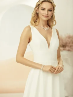 Robe de mariée simple en tissu satiné col en V sans manches à petite traîne