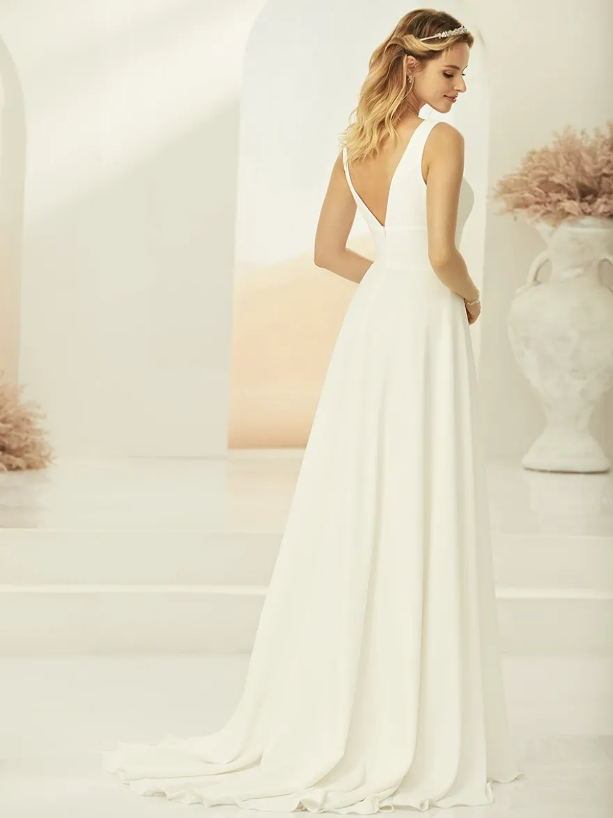 Robe de mariée simple en tissu satiné col en V sans manches à petite traîne