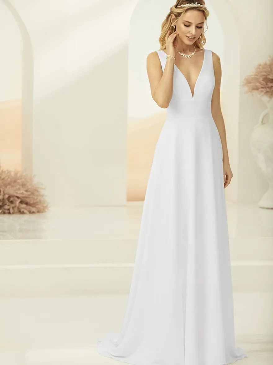 Robe de mariée simple en tissu satiné col en V sans manches à petite traîne