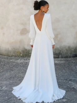 Robe de mariée simple en tissu satiné col en V manche longue boutonné sur dos