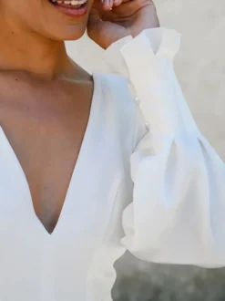 Robe de mariée simple en tissu satiné col en V manche longue boutonné sur dos