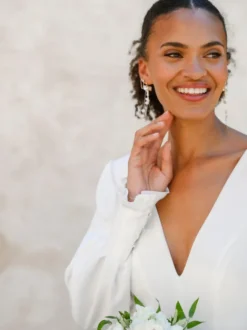 Robe de mariée simple en tissu satiné col en V manche longue boutonné sur dos