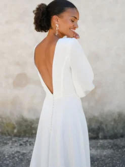 Robe de mariée simple en tissu satiné col en V manche longue boutonné sur dos