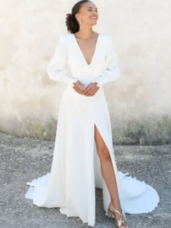 Robe de mariée simple en tissu satiné col en V manche longue boutonné sur dos