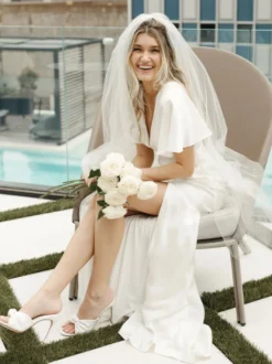 Robe de mariée simple en tissu satiné col en V manches courtes fendue sur le devant robes de mariée sirène