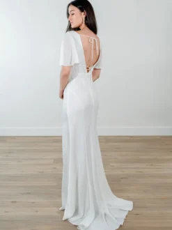 Robe de mariée simple en tissu satiné col en V manches courtes fendue sur le devant robes de mariée sirène