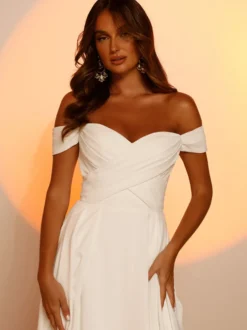 Robe de mariée simple en tissu satiné col en cœur sans manches ligne a