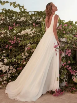 Robe de mariée simple en tissu satiné col bijou sans manches fendue sur le devant ligne a