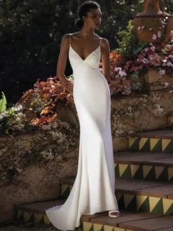 Robe de mariée simple en tissu satiné col en V sans manches style sirène croisée