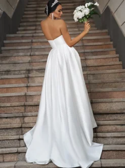 Robe de mariée simple en tissu satiné col en cœur sans manches ligne a