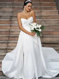Robe de mariée simple en tissu satiné col en cœur sans manches ligne a