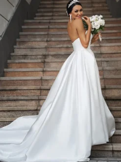 Robe de mariée simple en tissu satiné col en cœur sans manches ligne a