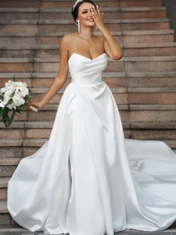 Robe de mariée simple en tissu satiné col en cœur sans manches ligne a