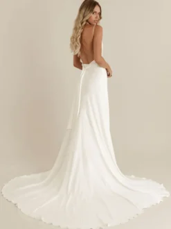 Robe de mariée simple en tissu satiné col V à bretelle dos nu à petite traîne