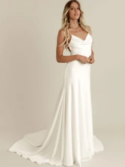 Robe de mariée simple en tissu satiné col V à bretelle dos nu à petite traîne