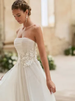 Robe de mariée simple en tulle bustier manches courtes ornée d'appliqués coupe trapèze