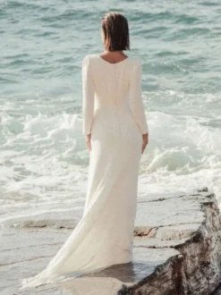 Robe de mariée simple gaine col bijou manches longues boutons robes de mariée