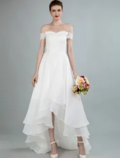Robe de mariée simple hors de l'épaule en dentelle haut-bas jupe asymétrique en organza Robe de mariage