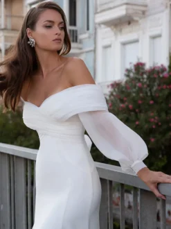 Robe de mariée simple hors de l'épaule manche longue zip sur dos au sol