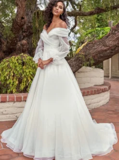 Robe de mariée simple hors des épaules manche longue boutonné sur dos à traîne