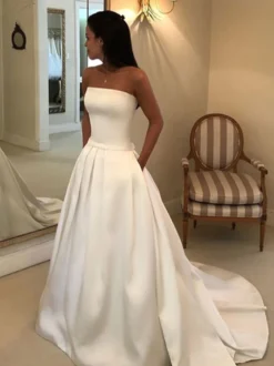 Robe de mariée simple ivoire en satin bustier zip sur dos à traîne robe de mariage