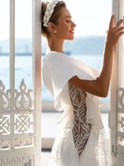 Robe de Mariée Simple Ivoire sans manches Cou translucide Tissu de satin Robes de mariée