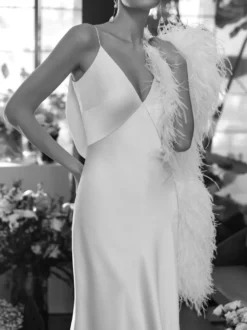 Robe de Mariée Simple Ivoire sans manches col roulé Tissu de satin Robes de mariée