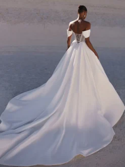 Robe de mariée simple robe de bal coupe trapèze décolleté manches courtes découpes