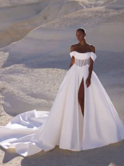Robe de mariée simple robe de bal coupe trapèze décolleté manches courtes découpes