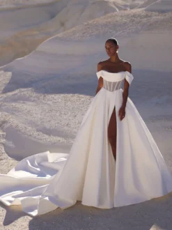 Robe de mariée simple robe de bal coupe trapèze décolleté manches courtes découpes