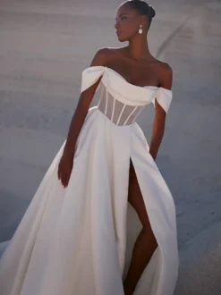 Robe de mariée simple robe de bal coupe trapèze décolleté manches courtes découpes