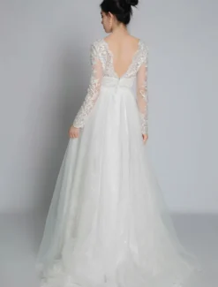 Robe de mariée simple robe de mariage en dentelle col V manche longue transparente décolleté à traîne
