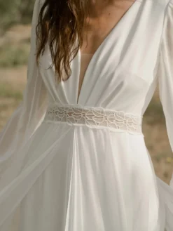 Robe de mariée simple robe de mariage col V manche longue jupe fendue au sol