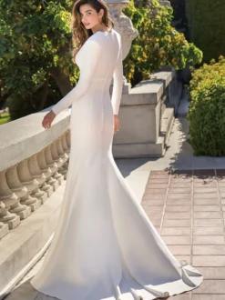 Robe de mariée simple sirène en satin col V manche longue boutonné sur dos au sol