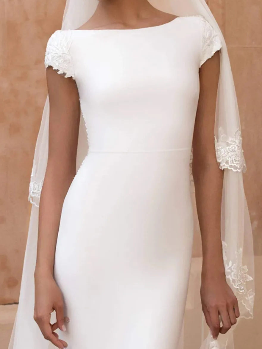 Robe de mariée sirène col bateau manche courte dos nu décoré des boutons