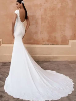Robe de mariée sirène col bateau manche courte dos nu décoré des boutons