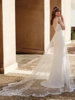 Robe de mariée sirène en dentelle col V à bretelle zip sur dos à traîne
