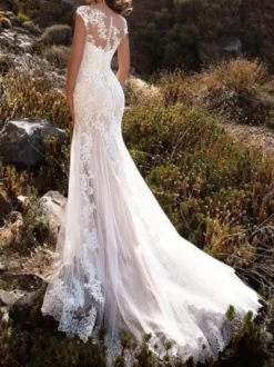 Robe de mariée sirène en dentelle sans manche boutonnée sur dos à traîne