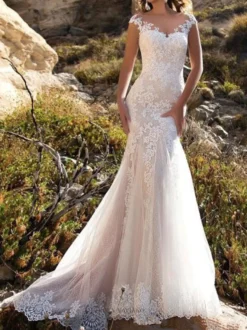 Robe de mariée sirène en dentelle sans manche boutonnée sur dos à traîne