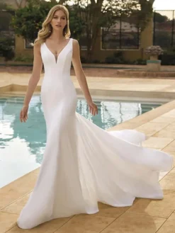 Robe de mariée sirène en satin col V manche sans manche dos nu à petite traîne