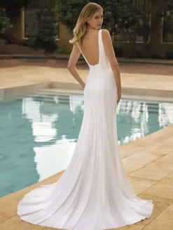 Robe de mariée sirène en satin col V manche sans manche dos nu à petite traîne
