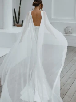 Robe de mariée sirène en satin col bateau dos nu à traîne