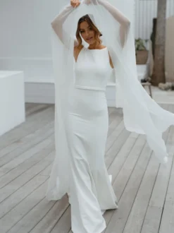 Robe de mariée sirène en satin col bateau dos nu à traîne