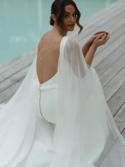 Robe de mariée sirène en satin col bateau dos nu à traîne