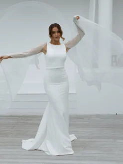 Robe de mariée sirène en satin col bateau dos nu à traîne