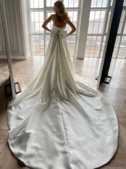 Robe de mariée sirène robe de mariage en satin bustier noeud sur dos à traîne